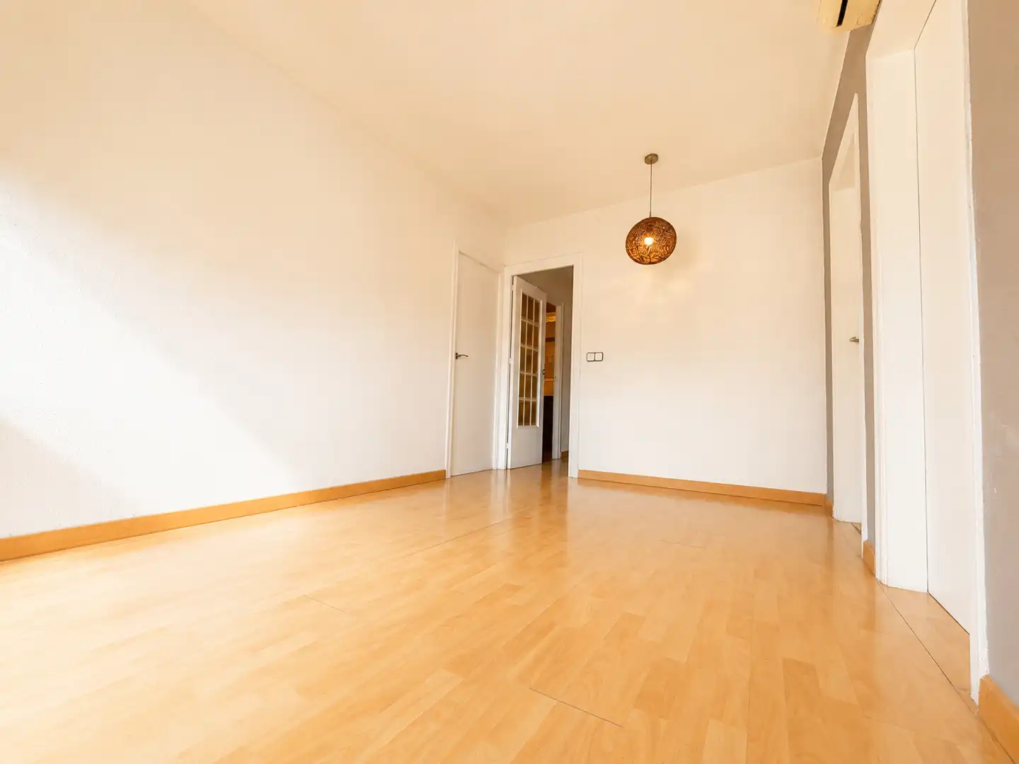 Sala d'estar de Pis en venda en Santa Coloma de Gramenet amb Aire condicionat, Parquet i Balcó