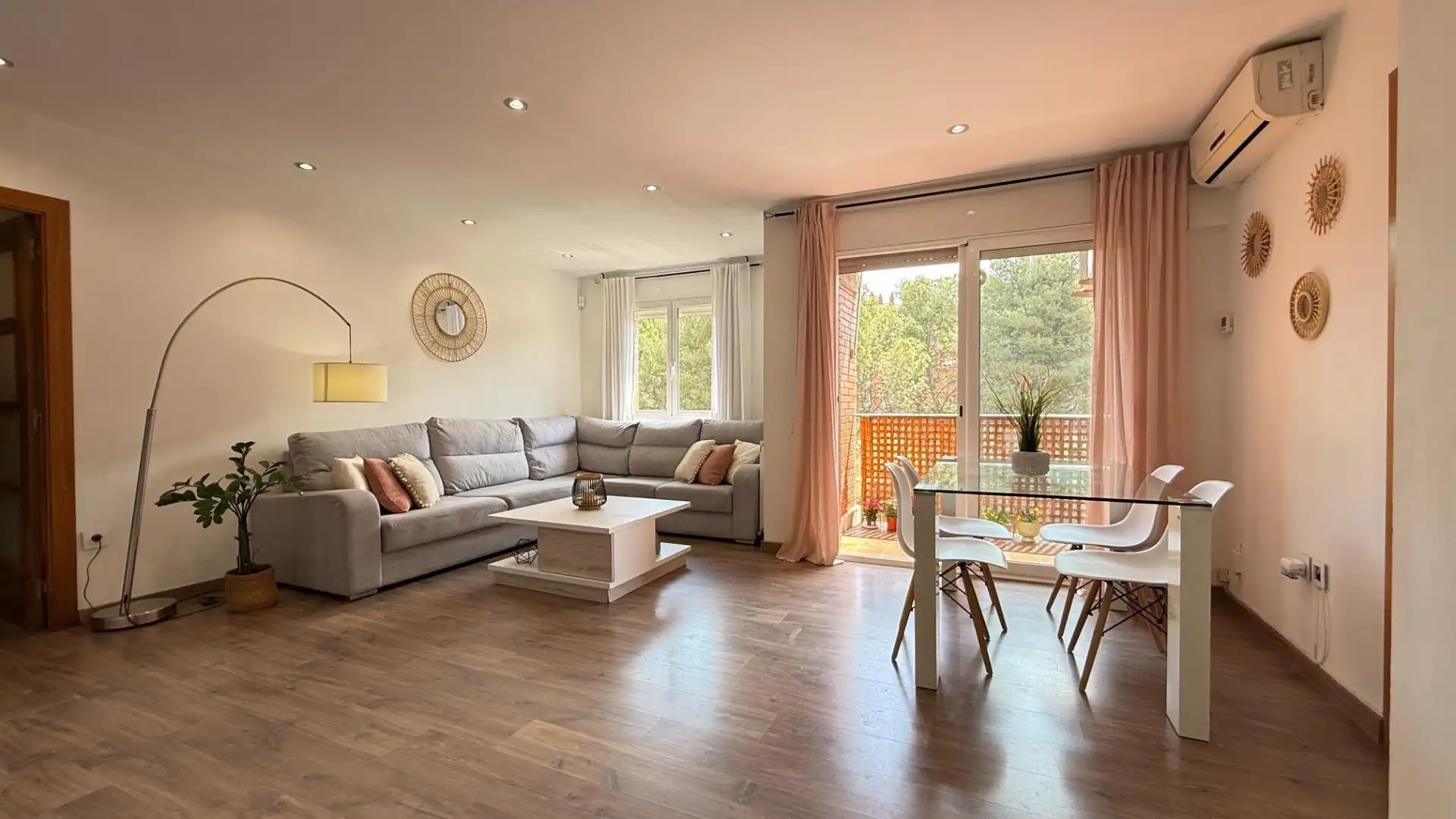 Sala de estar de Piso en venta en Ripollet con Aire acondicionado, Calefacción y Amueblado