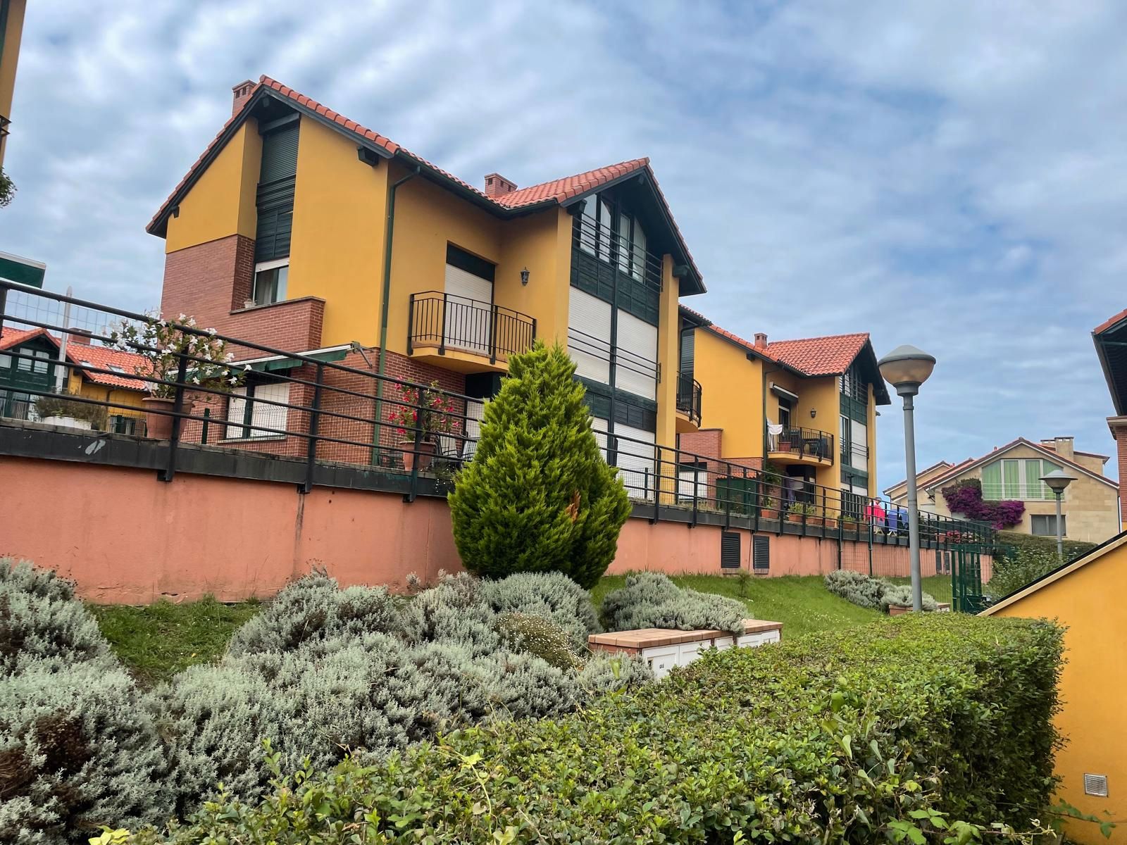 Vista exterior de Pis en venda en San Vicente de la Barquera amb Calefacció, Moblat i Balcó