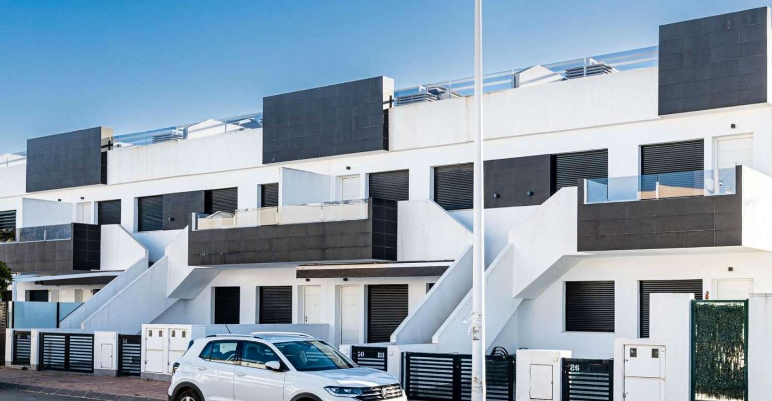 Vista exterior de Apartament en venda en San Pedro del Pinatar amb Aire condicionat, Calefacció i Terrassa