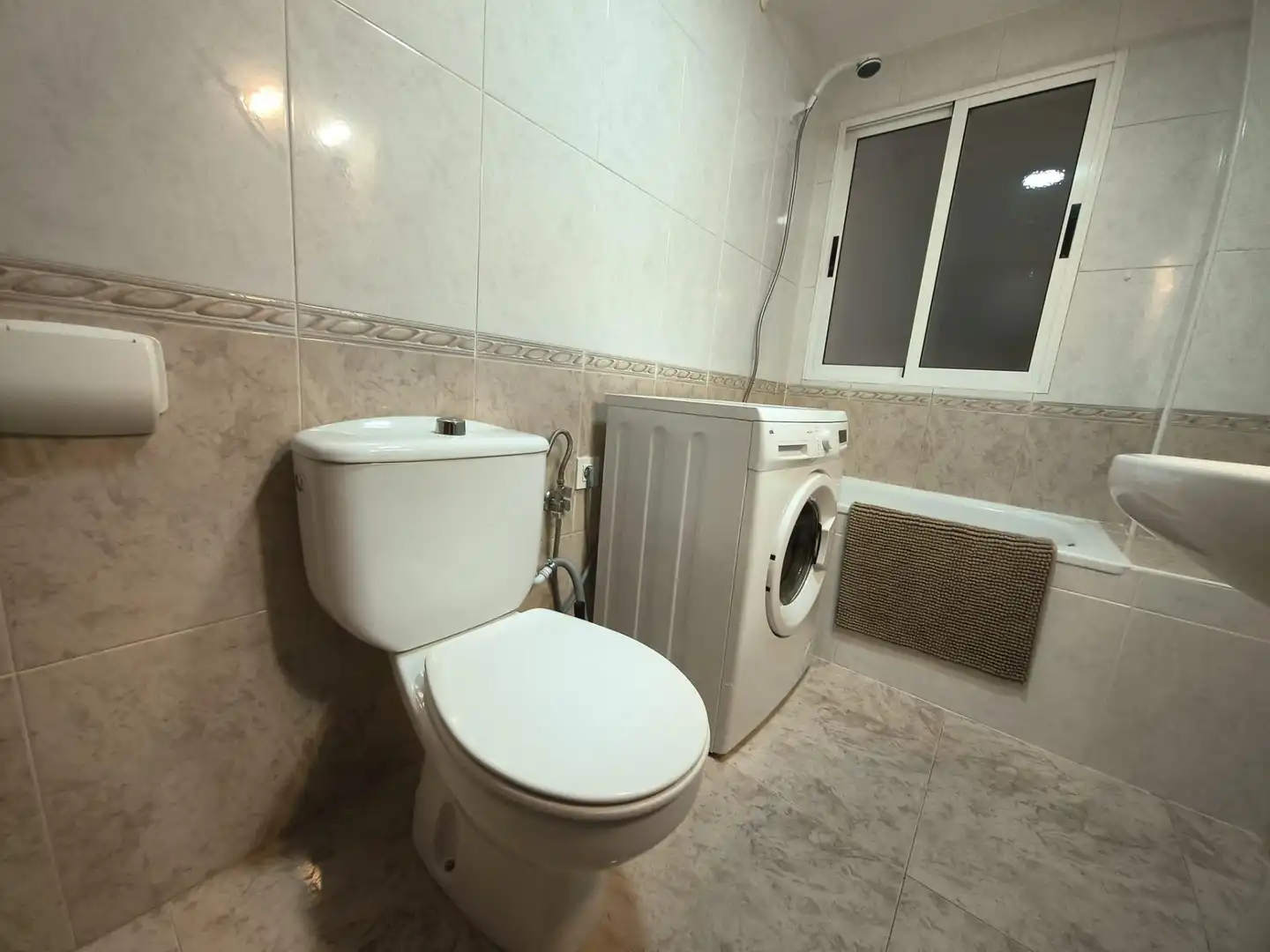 Baño de Piso de alquiler en Granada con Terraza y Amueblado