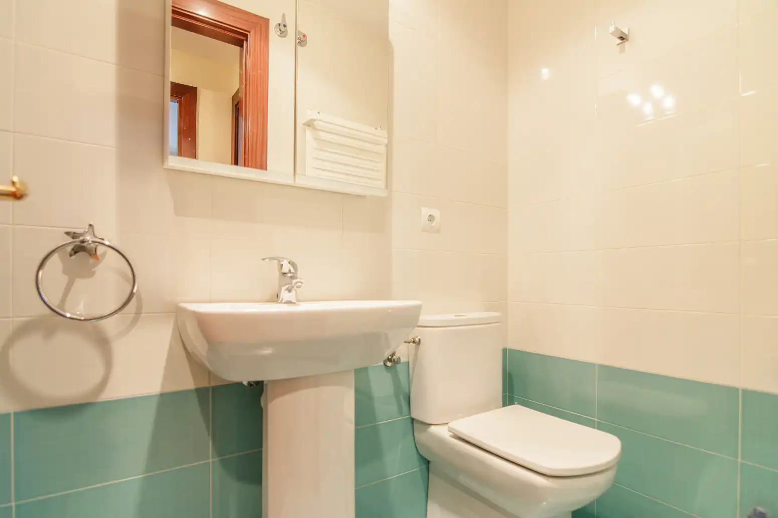 Badezimmer von Wohnung zum Verkauf in Gozón mit Heizung, Privatgarten und Abstellraum