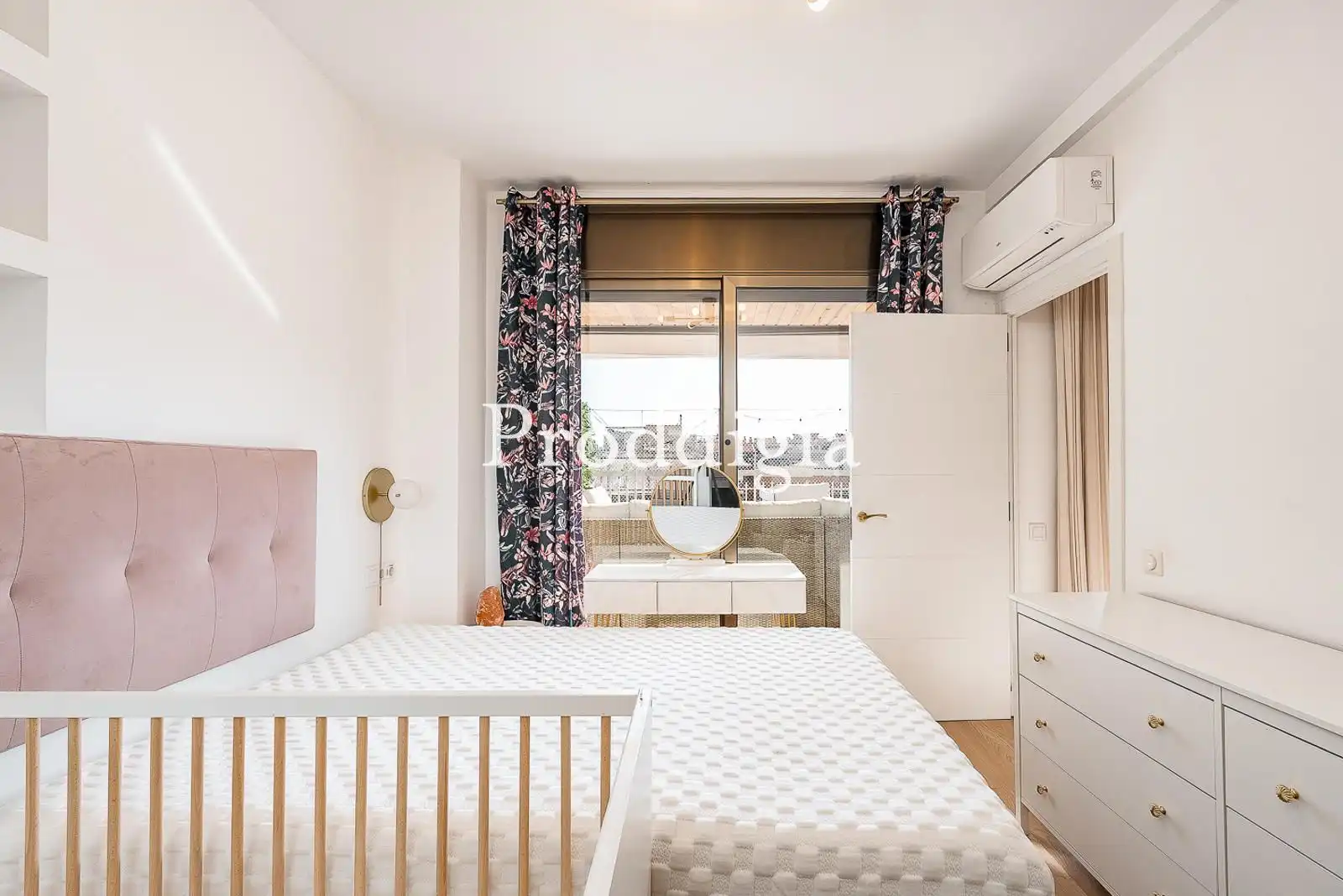 Bedroom of Attic for sale in Barcelona  with Air Conditioner, Heating and Terrace