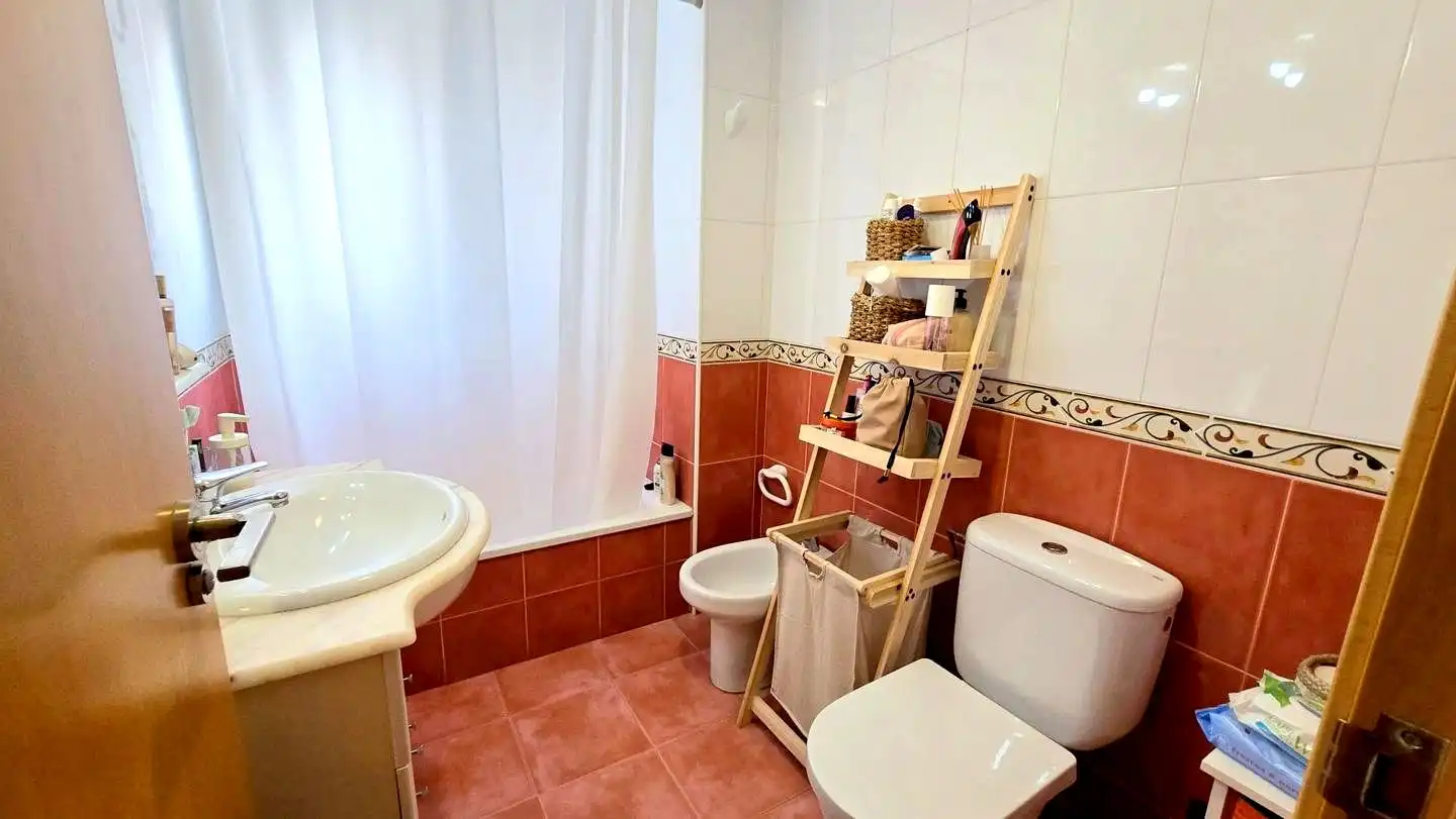 Baño de Apartamento de alquiler en Gandia con Aire acondicionado, Terraza y Piscina comunitaria