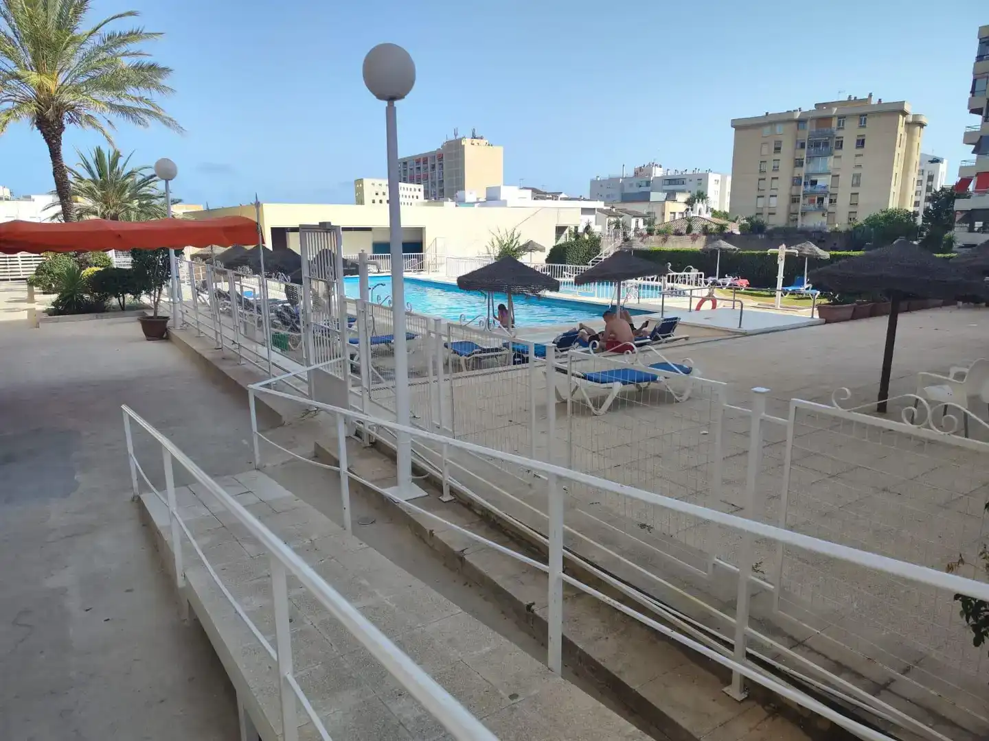 Schwimmbecken von Wohnung zur Miete in Torremolinos mit Klimaanlage, Privatgarten und Abstellraum