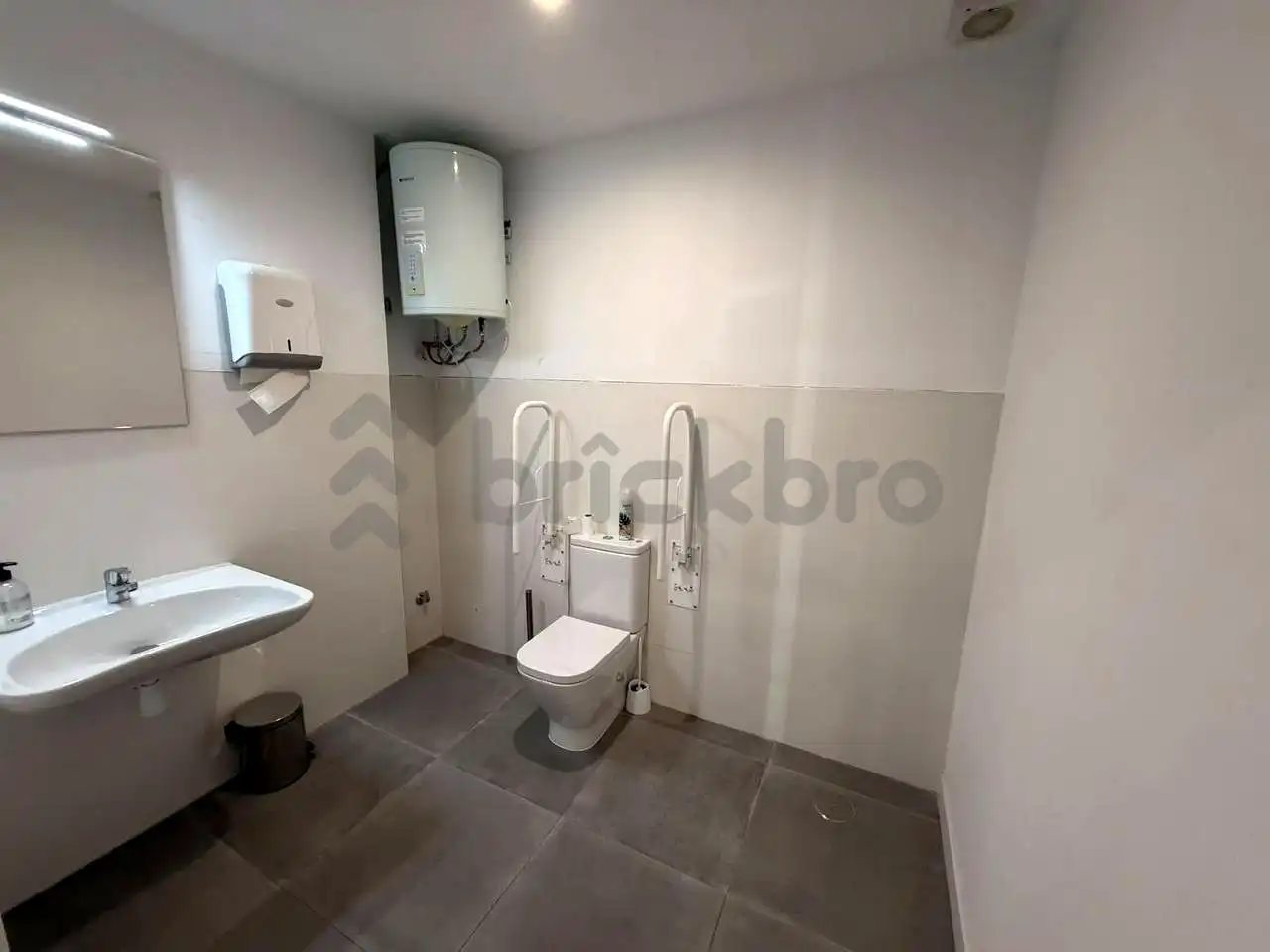 Badezimmer von Büro zur Miete in Madrid mit Klimaanlage und Heizung