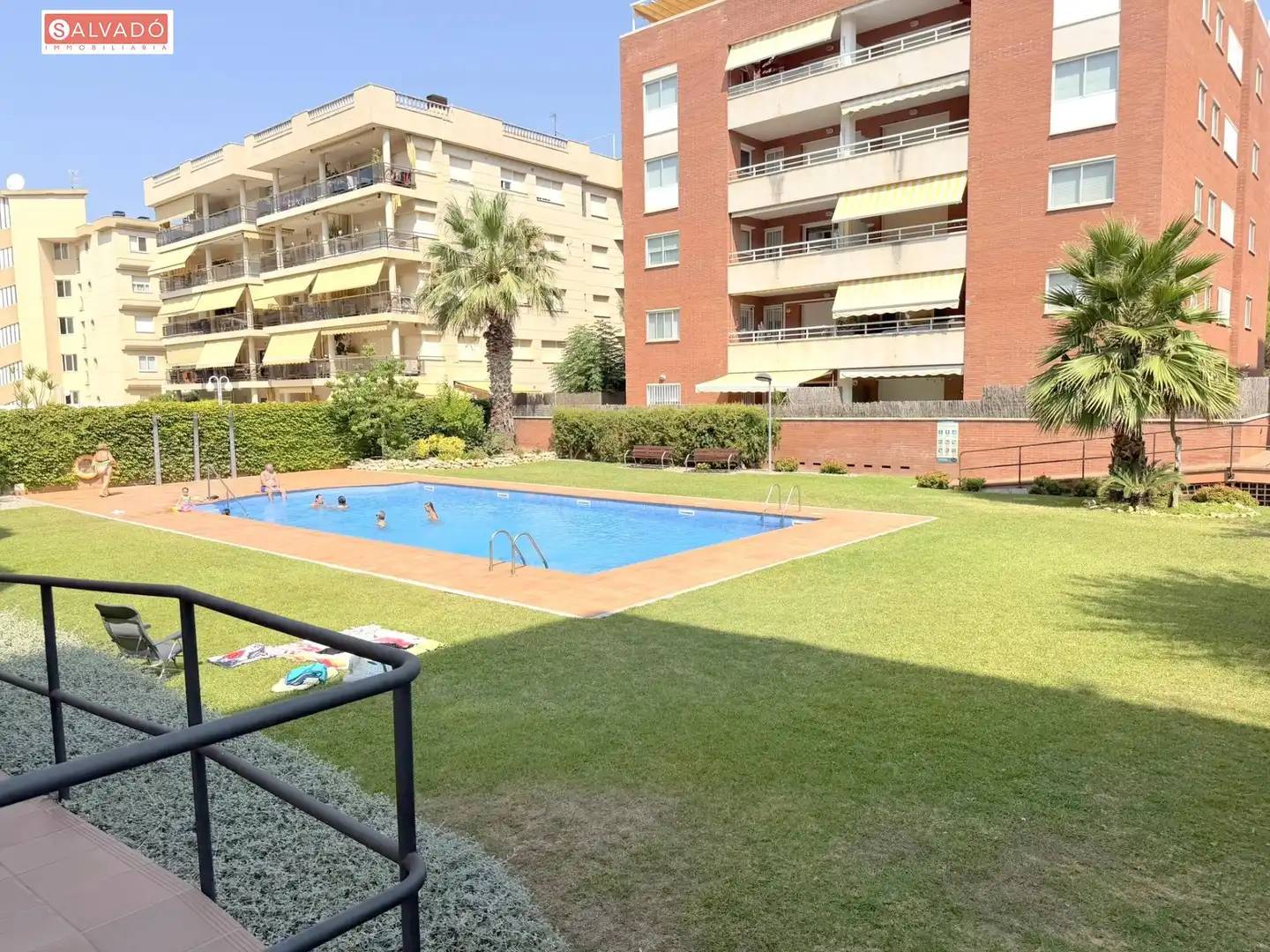 Schwimmbecken von Wohnung zum Verkauf in Calafell mit Klimaanlage, Privatgarten und Terrasse