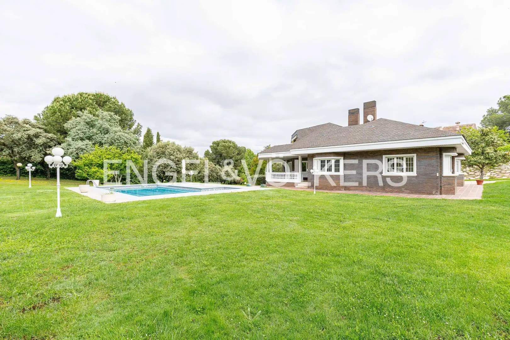 Vista exterior de Casa o chalet en venta en Pozuelo de Alarcón con Aire acondicionado, Calefacción y Jardín privado