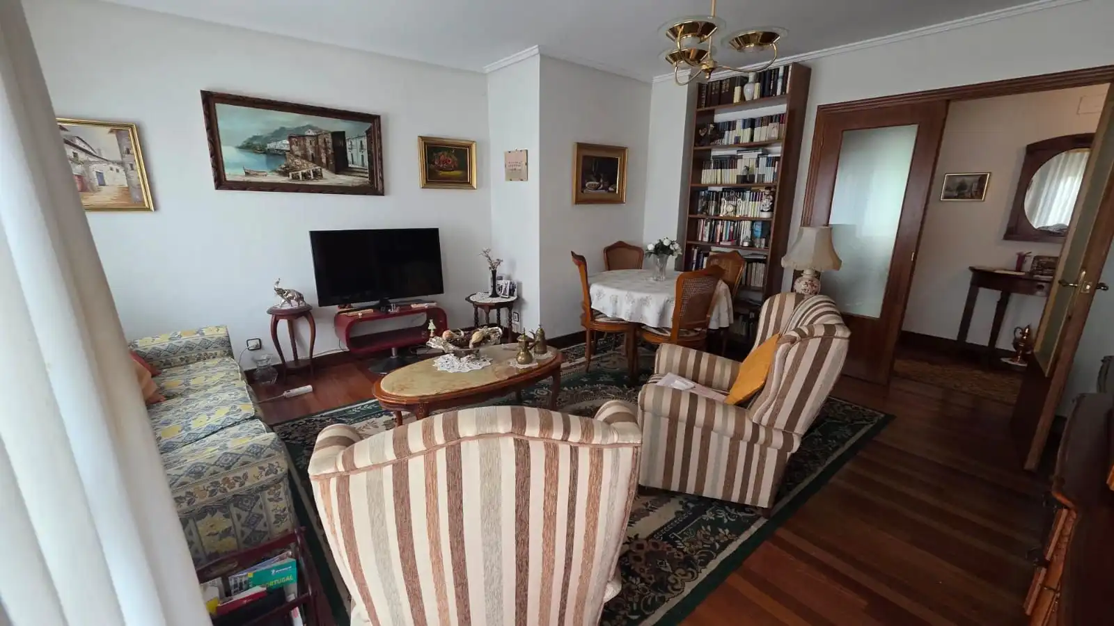 Sala d'estar de Pis en venda en Castro-Urdiales amb Calefacció, Terrassa i Piscina comunitària