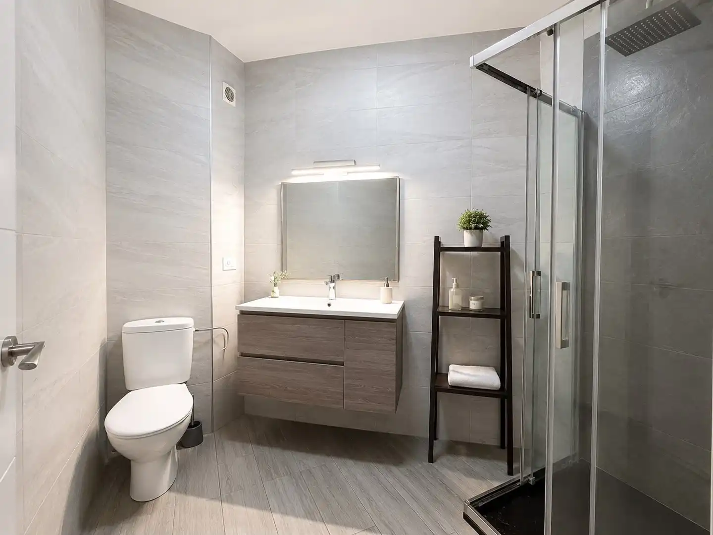Bathroom of Flat for sale in Torrox  with Air Conditioner, Private garden and Storage room