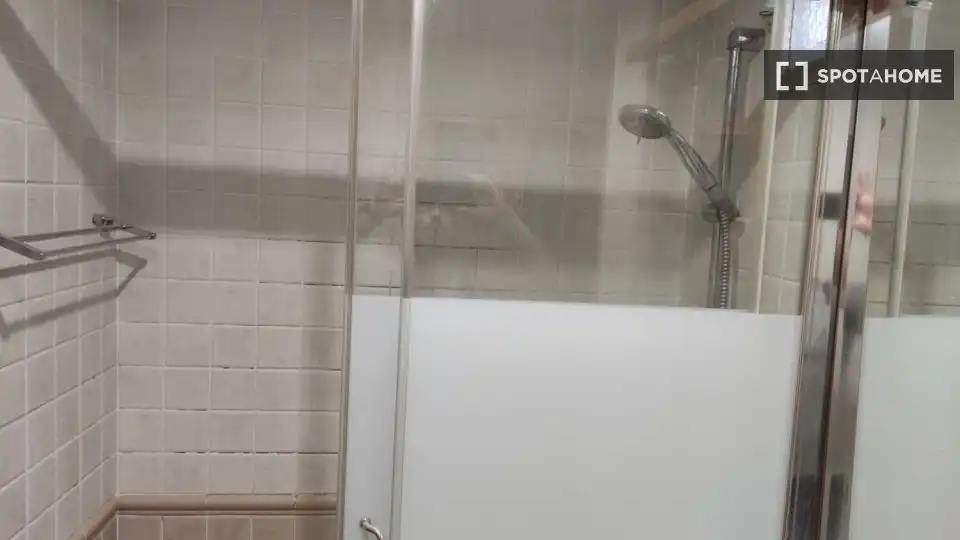 Bathroom of Flat for rent in Madrid  with Air Conditioner, Heating and Furnished
