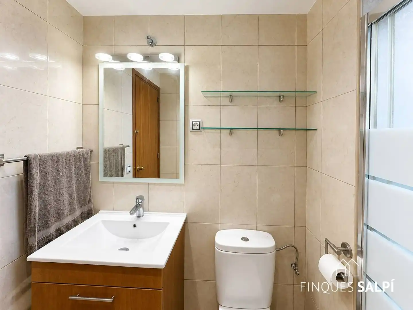 Badezimmer von Wohnungen zum Verkauf in L'Escala mit Terrasse, Abstellraum und Möbliert