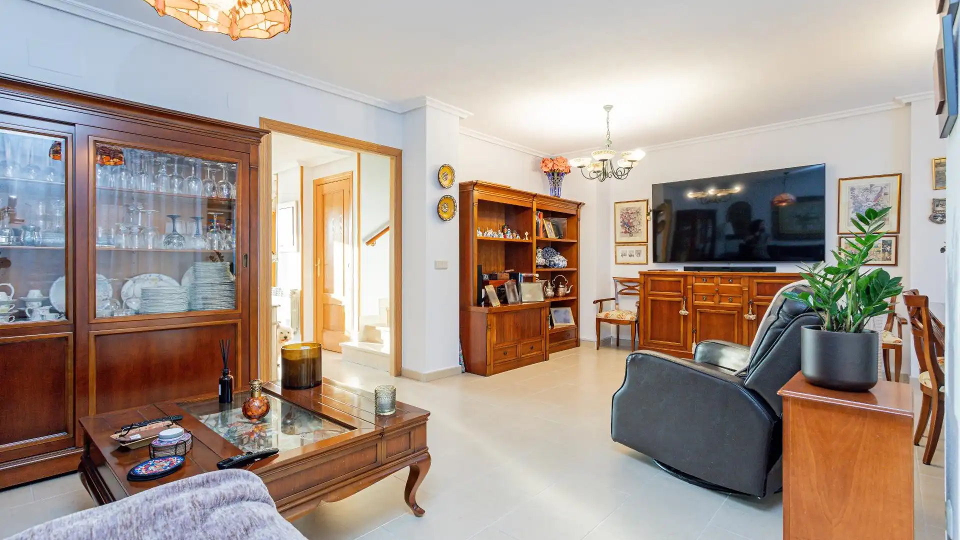 Sala de estar de Casa adosada en venta en Valdemoro con Calefacción, Jardín privado y Piscina comunitaria