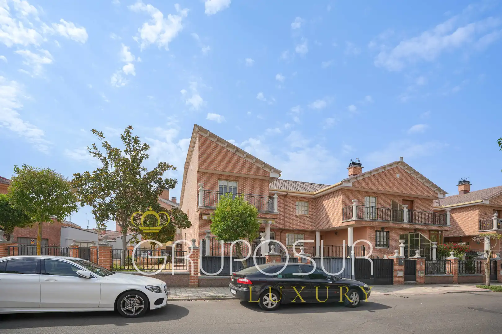 Vista exterior de Casa adosada en venda en Laguna de Duero amb Calefacció, Jardí privat i Parquet