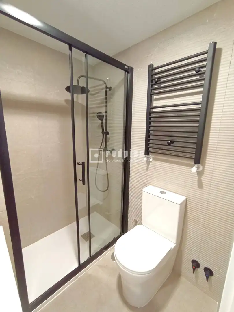 Badezimmer von Wohnung zum Verkauf in Madrid mit Klimaanlage, Heizung und Terrasse