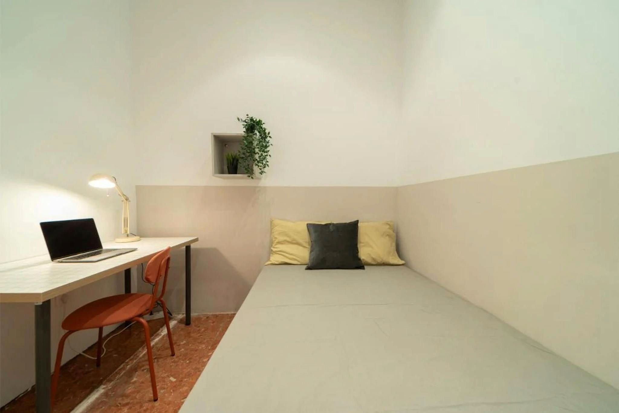 Bedroom of Flat to share in  Barcelona Capital  with Heating and Washing machine