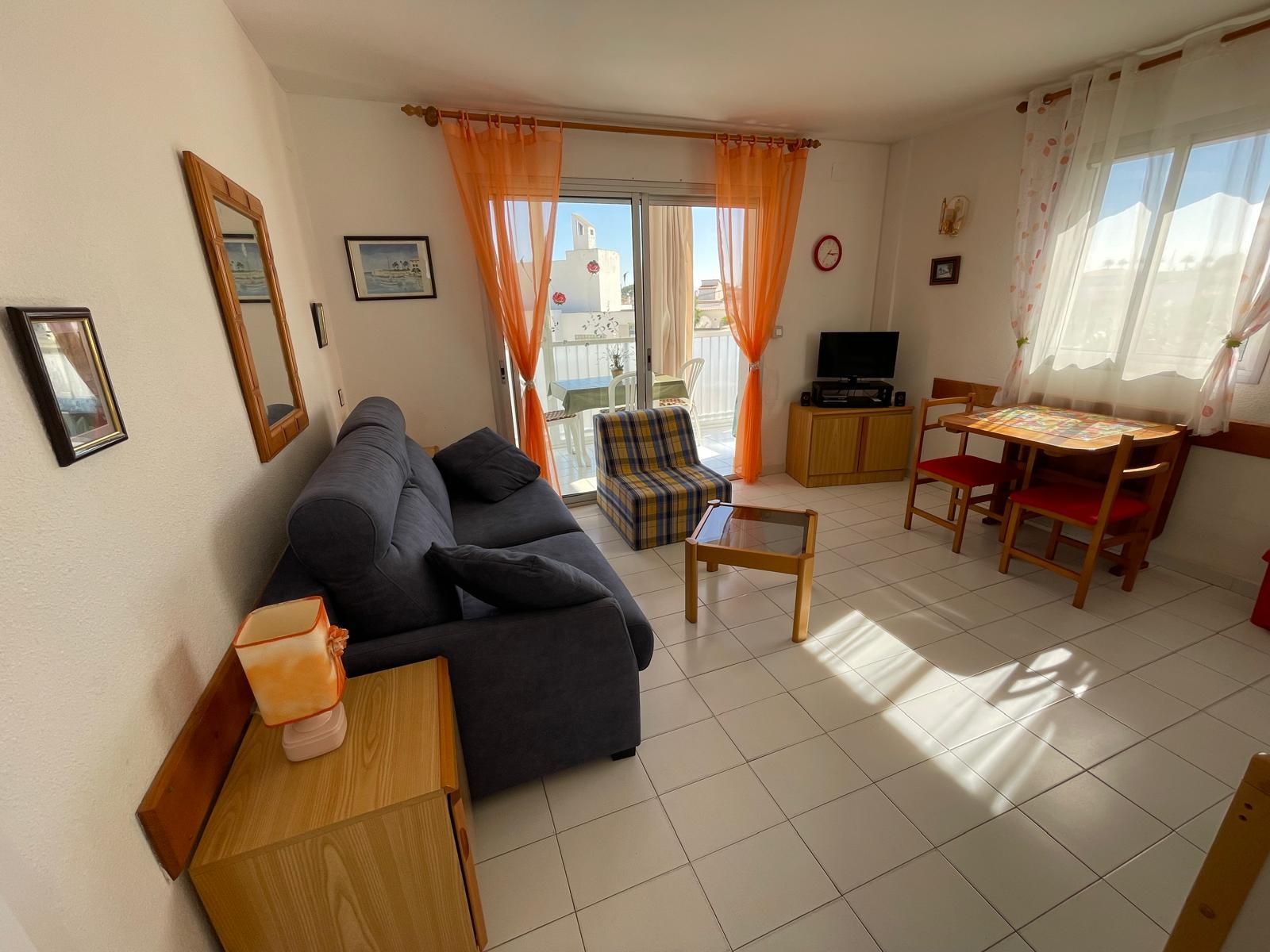 Sala d'estar de Estudi en venda en Roses amb Calefacció, Terrassa i Moblat