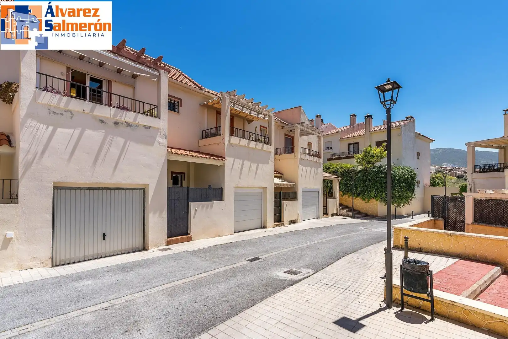 Vista exterior de Casa adosada en venda en Huétor Vega amb Calefacció