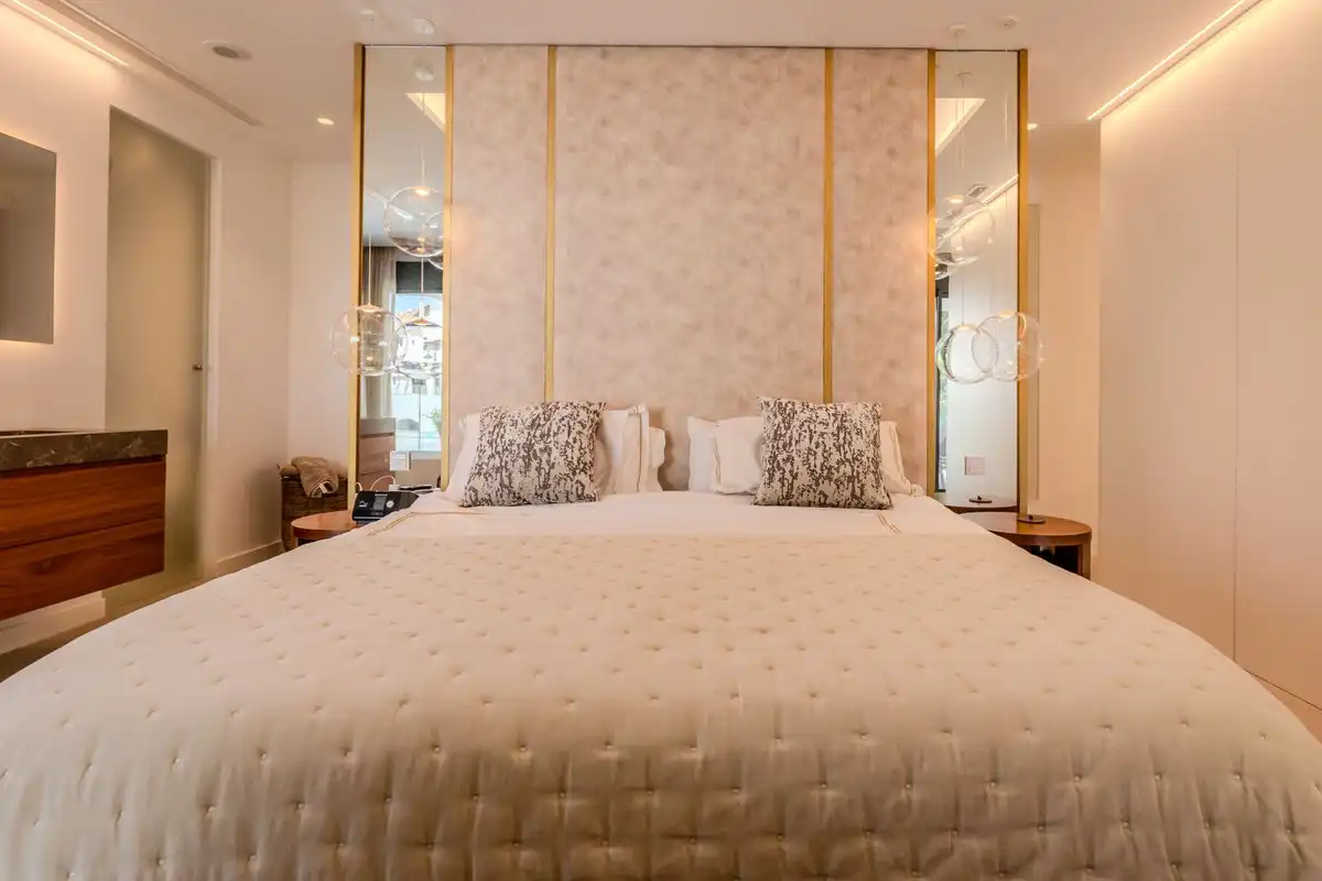 Schlafzimmer von Haus oder Chalet zum Verkauf in Marbella mit Klimaanlage, Privatgarten und Terrasse