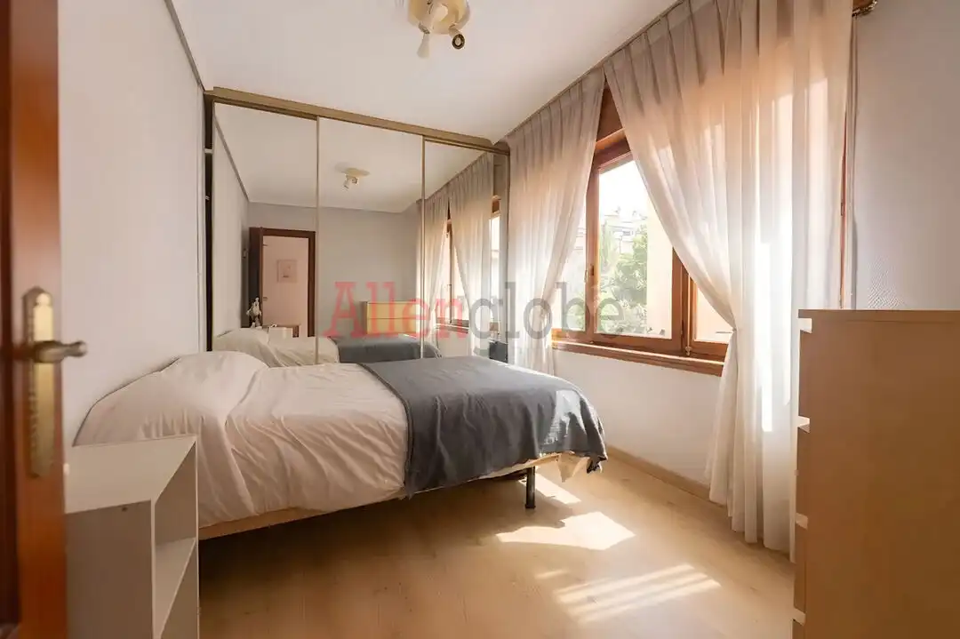 Dormitori de Apartament en venda en Oviedo  amb Calefacció i Traster