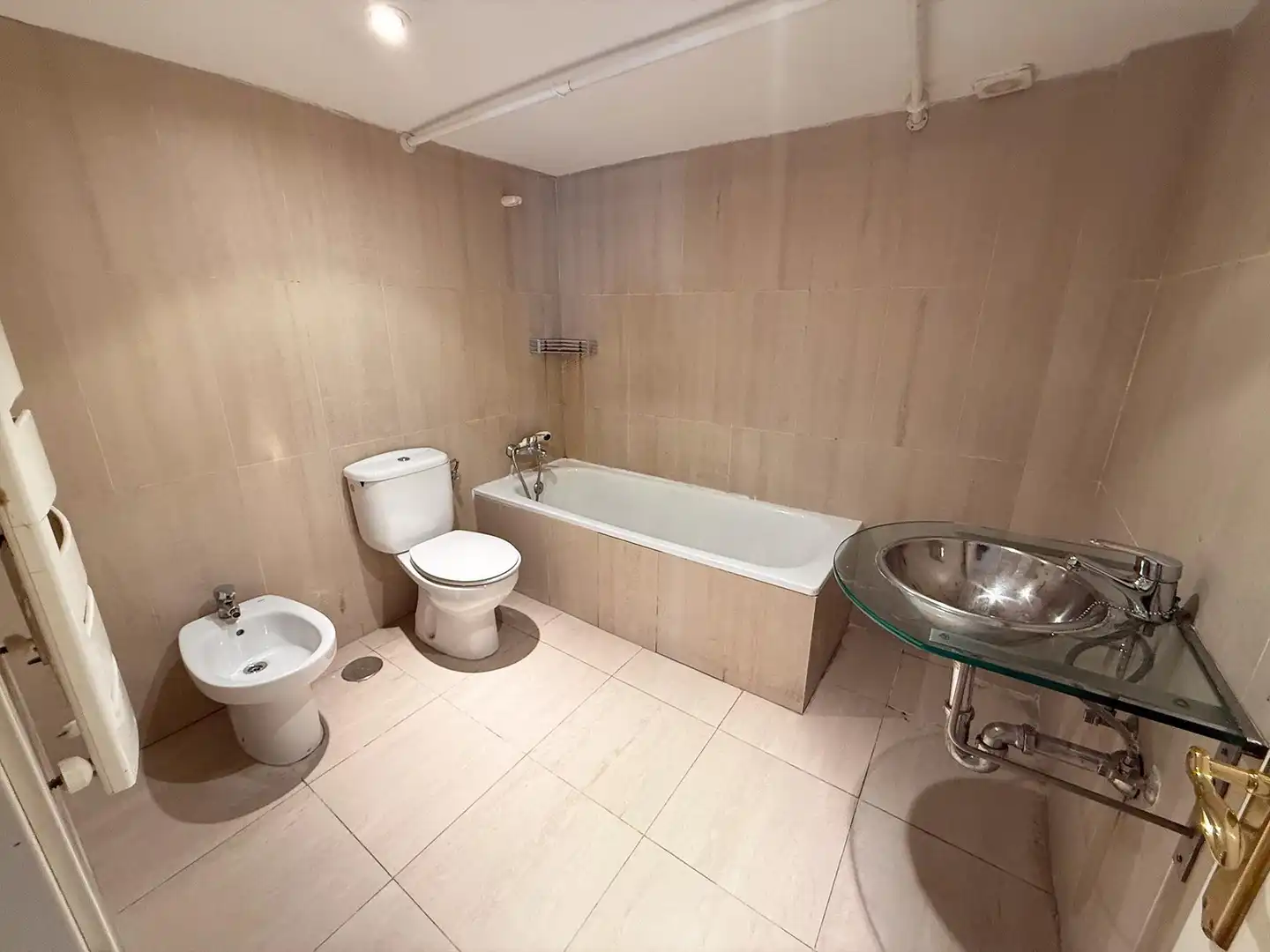 Badezimmer von Büro zum Verkauf in Madrid