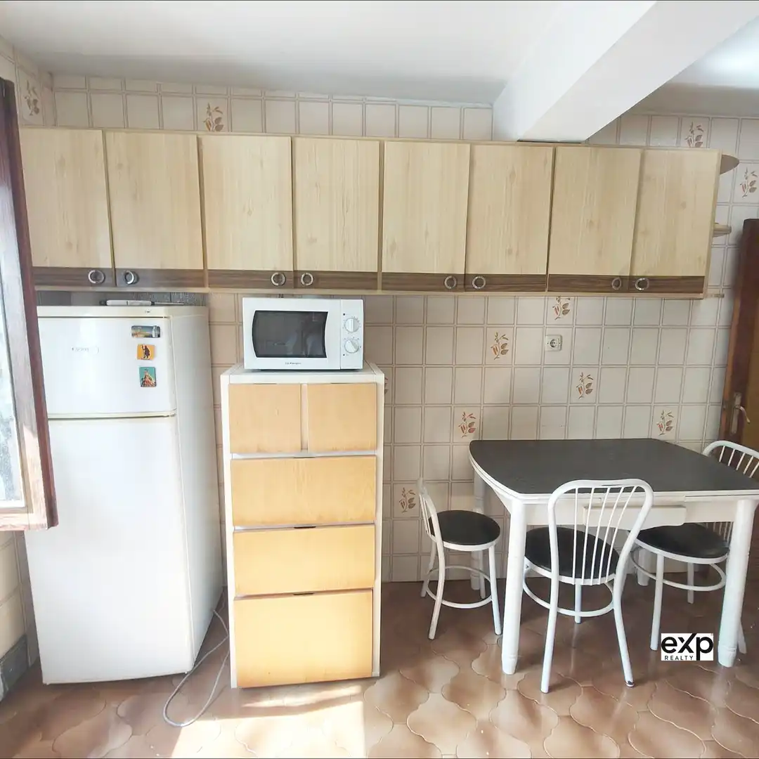 Cuina de Casa adosada en venda en Oviedo  amb Parquet i Moblat