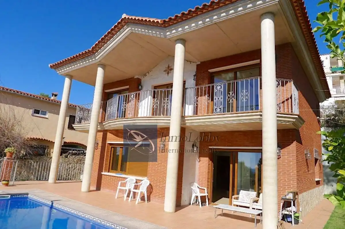 House with pool for sale in carrer Alzina 11, imagen 2