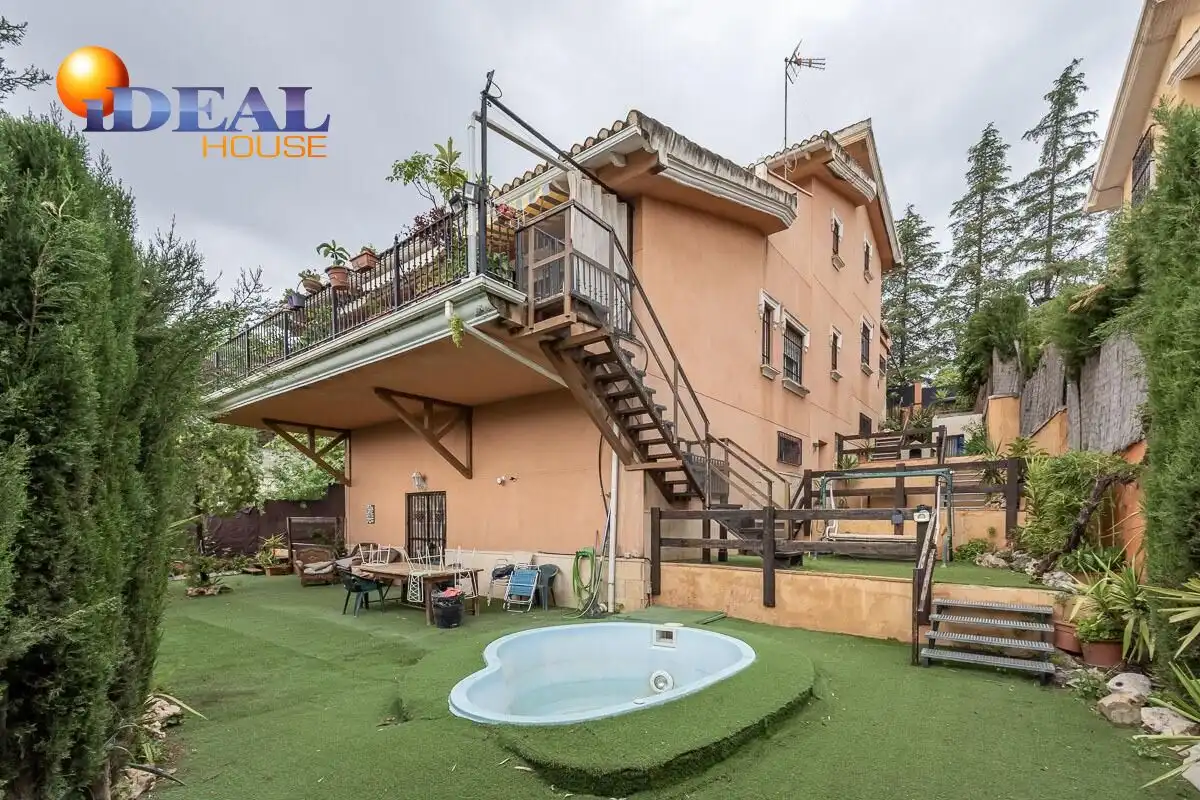 Detached house with terrace for sale in Calle Calle Sauce