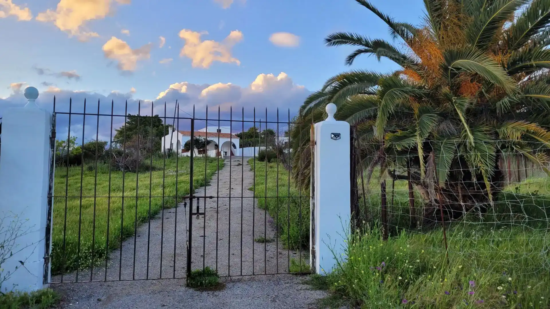 Vista exterior de Finca rústica en venda en Estepona amb Piscina i Balcó