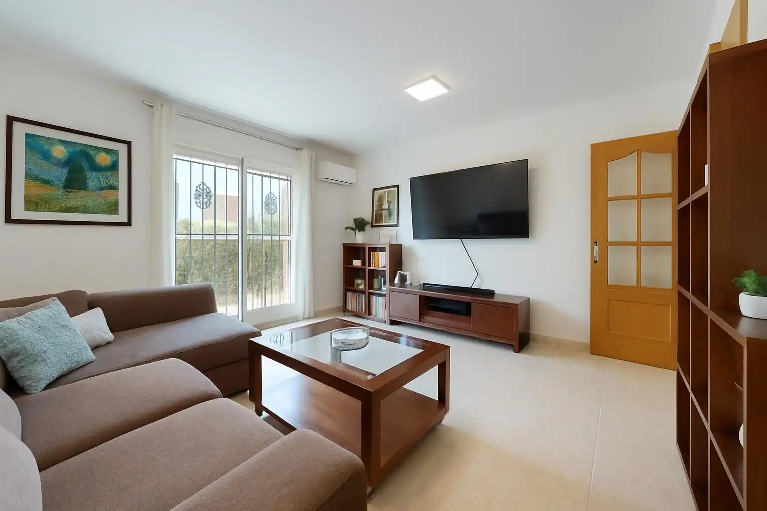 Sala d'estar de Casa o xalet en venda en Roquetas de Mar amb Aire condicionat, Jardí privat i Terrassa
