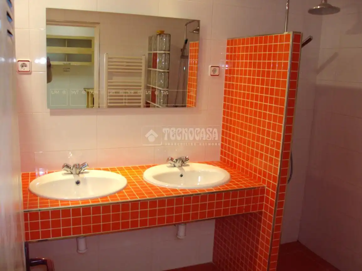 Bany de Edifici en venda en Madrid amb Alarma