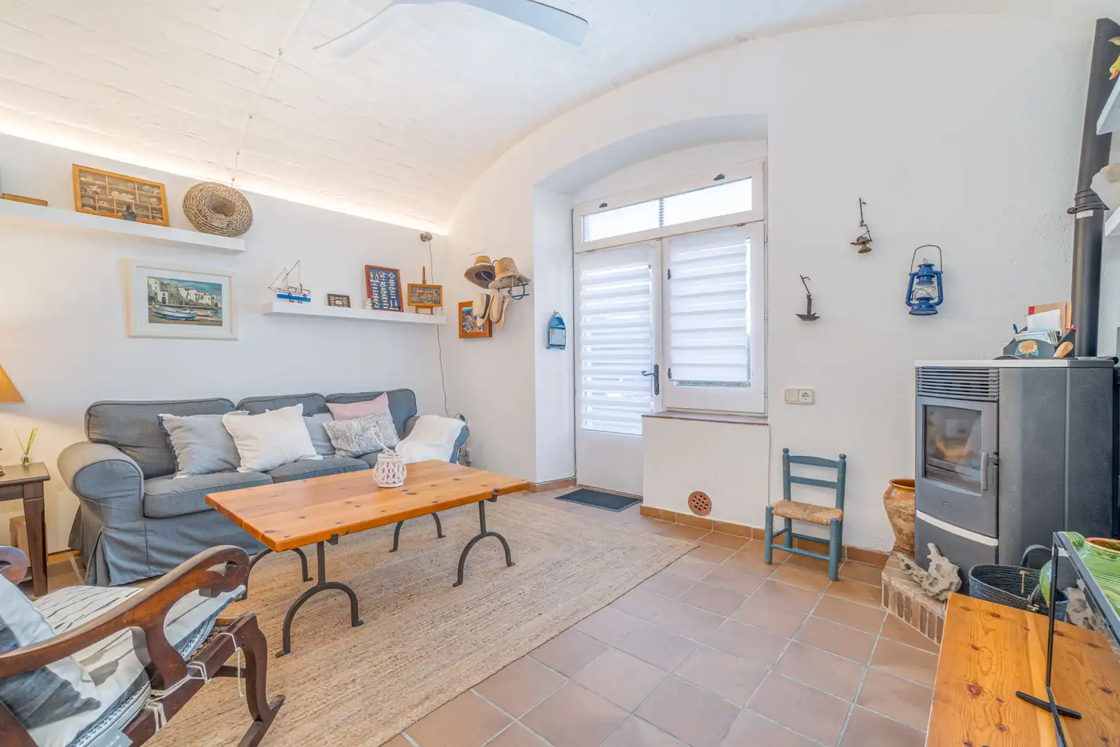 Wohnzimmer von Einfamilien-Reihenhaus zum Verkauf in Cadaqués mit Möbliert, Ofen und Waschmaschine