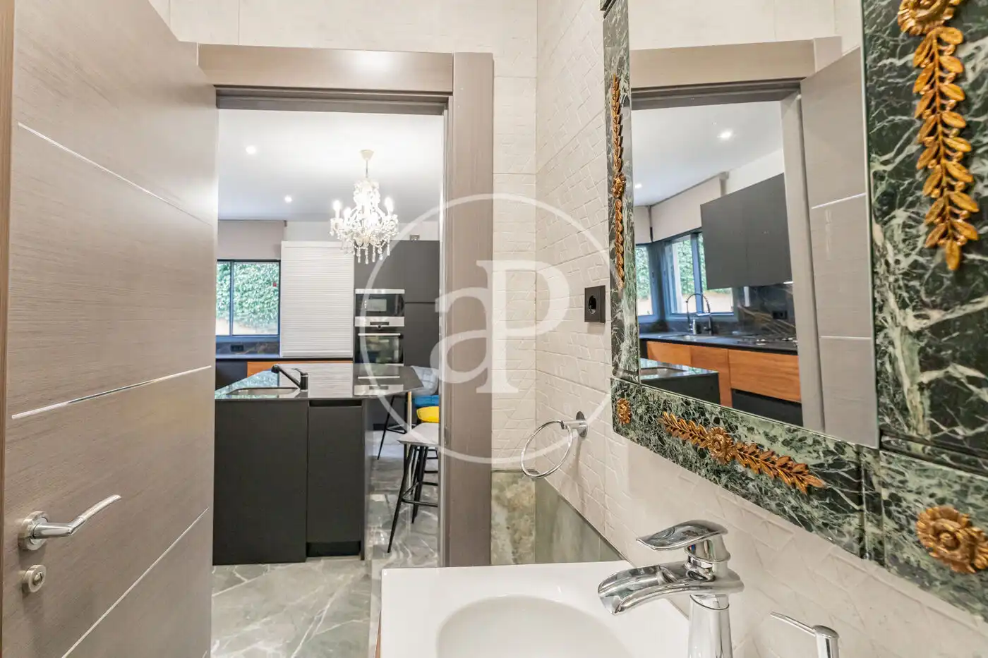 Baño de Casa adosada en venta en Pozuelo de Alarcón con Aire acondicionado, Calefacción y Jardín privado