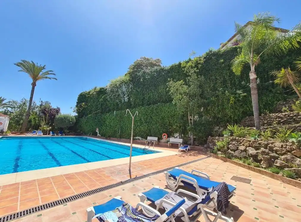 Schwimmbecken von Wohnung zum Verkauf in Marbella mit Klimaanlage, Heizung und Privatgarten