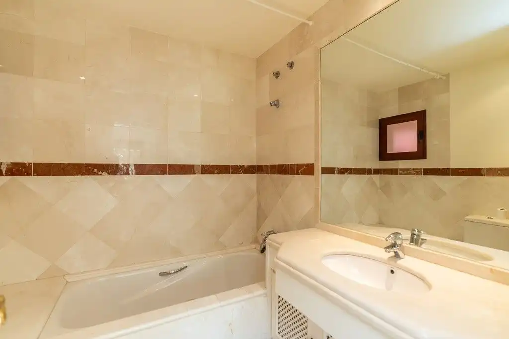 Bany de Àtic en venda en Marbella amb Aire condicionat, Terrassa i Moblat