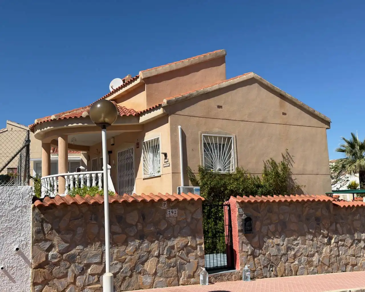 Vista exterior de Casa o xalet en venda en Rojales amb Aire condicionat, Jardí privat i Terrassa