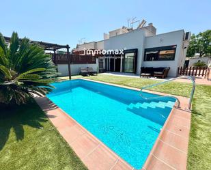 Piscina de Casa o xalet en venda en Vilanova i la Geltrú amb Aire condicionat, Calefacció i Jardí privat