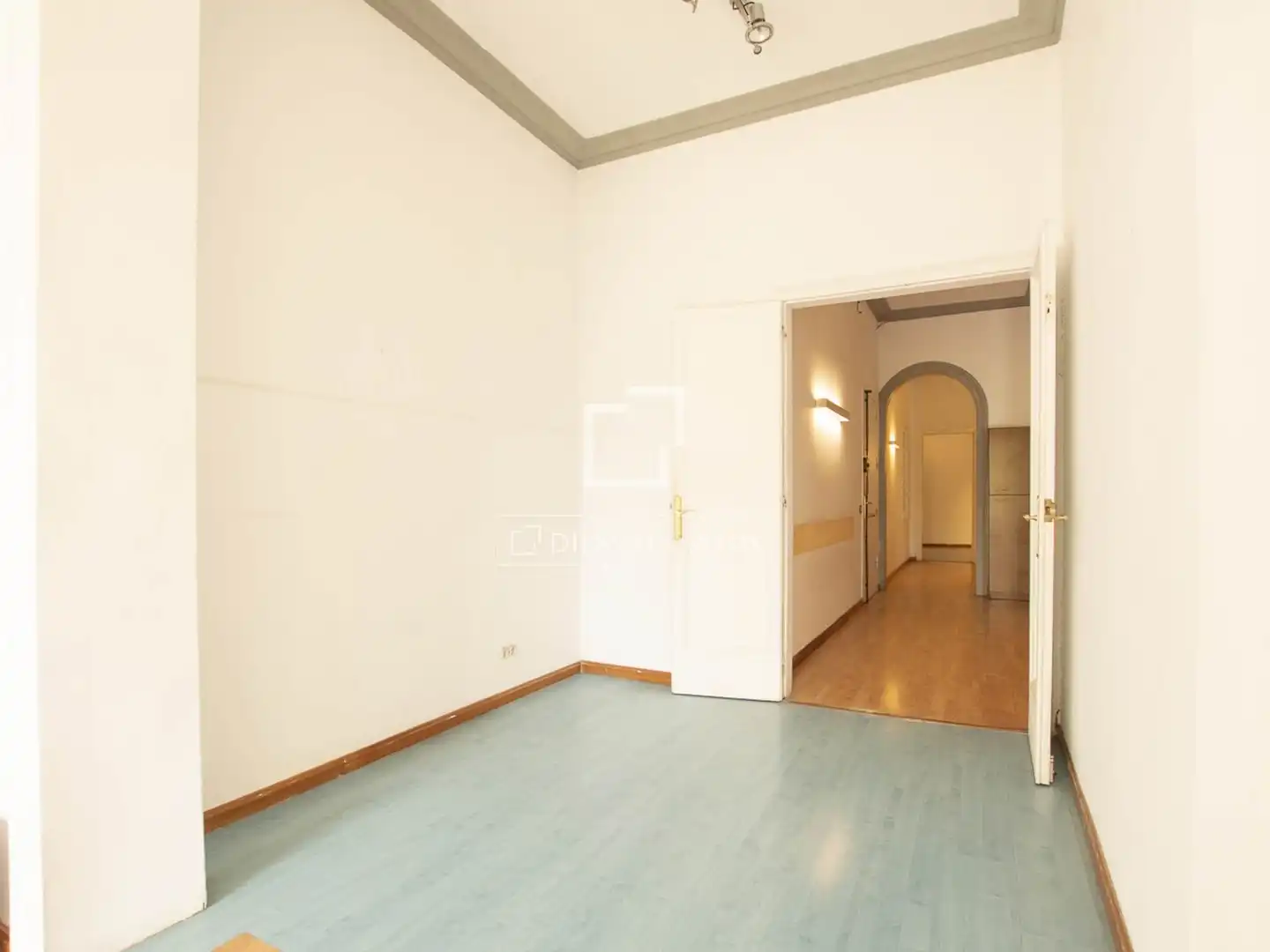 Flat for sale in Barcelona  with Air Conditioner and Heating