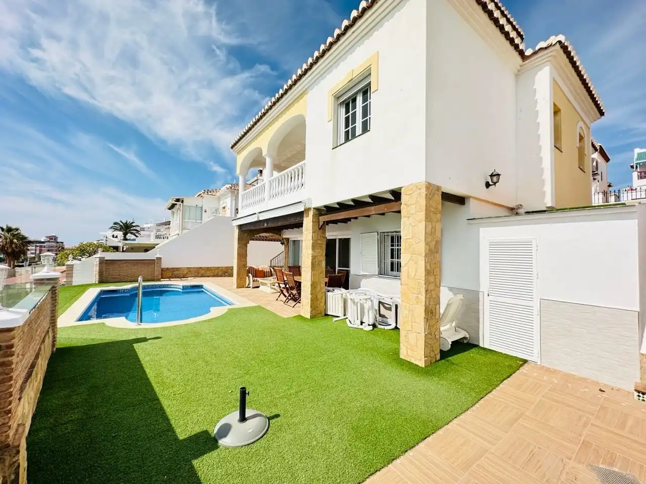 Vista exterior de Casa o xalet en venda en Torrox amb Aire condicionat, Jardí privat i Traster