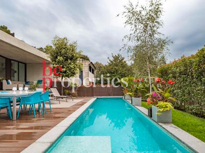 Vista exterior de Casa o xalet de lloguer en Sant Cugat del Vallès amb Aire condicionat, Terrassa i Piscina