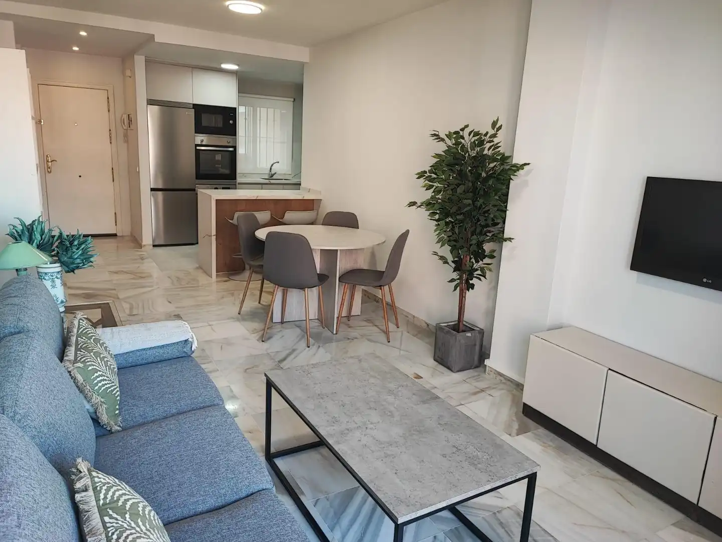 Sala d'estar de Pis de lloguer en Fuengirola amb Aire condicionat, Terrassa i Moblat
