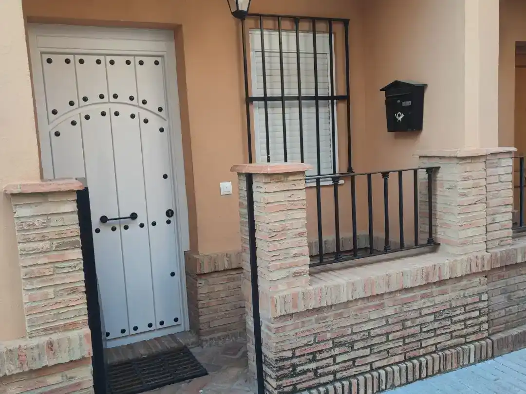 Casa adosada en venda en Lora del Río amb Aire condicionat