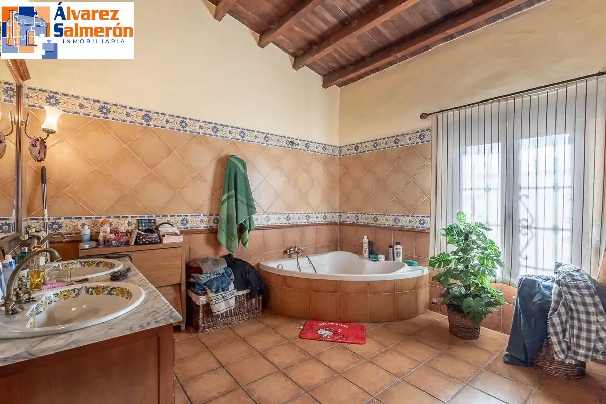 Bany de Casa o xalet en venda en La Zubia amb Jardí privat