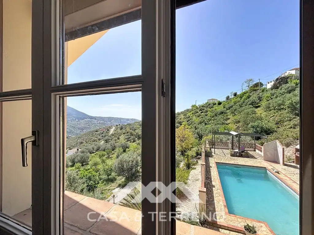 Vista exterior de Casa o xalet en venda en Alcaucín amb Aire condicionat, Terrassa i Piscina