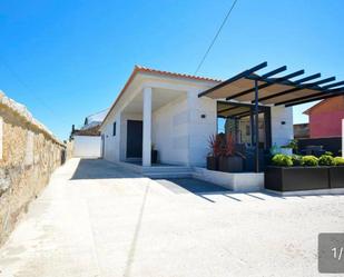 Vista exterior de Casa o xalet de lloguer en Cambados amb Calefacció, Jardí privat i Terrassa
