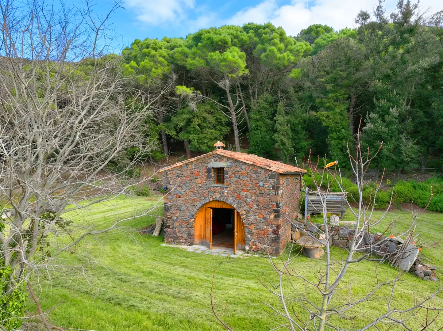 Vista exterior de Finca rústica en venda en Sant Martí de Llémena amb Jardí privat