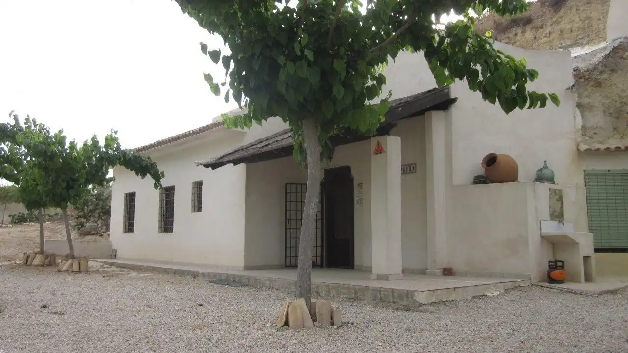 Casa rústica con jardín en venta en Pasaje de Abanilla 11, imagen 2