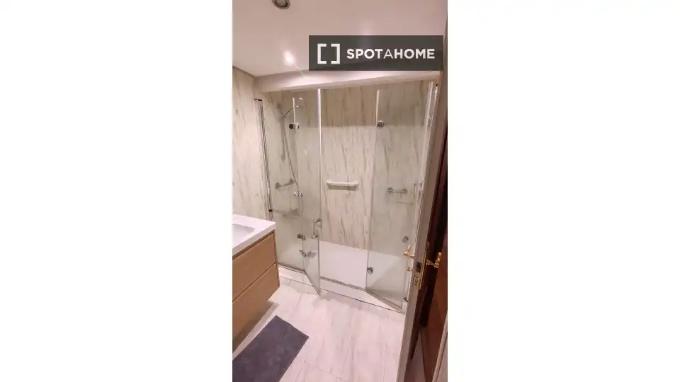 Bany de Apartament per a compartir en Donostia - San Sebastián  amb Aire condicionat, Terrassa i Moblat