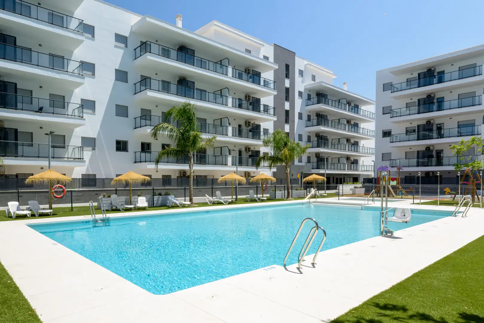 Piscina de Piso de alquiler en La Rinconada con Aire acondicionado, Calefacción y Parquet