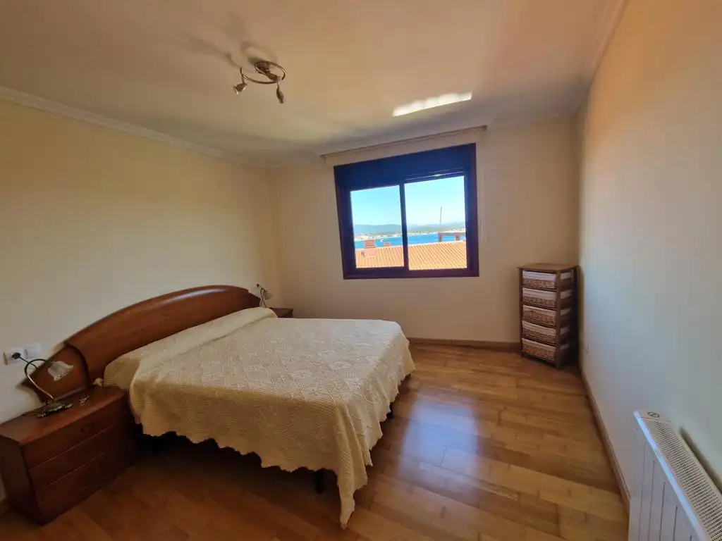 Dormitori de Apartament en venda en Boiro amb Calefacció, Parquet i Terrassa